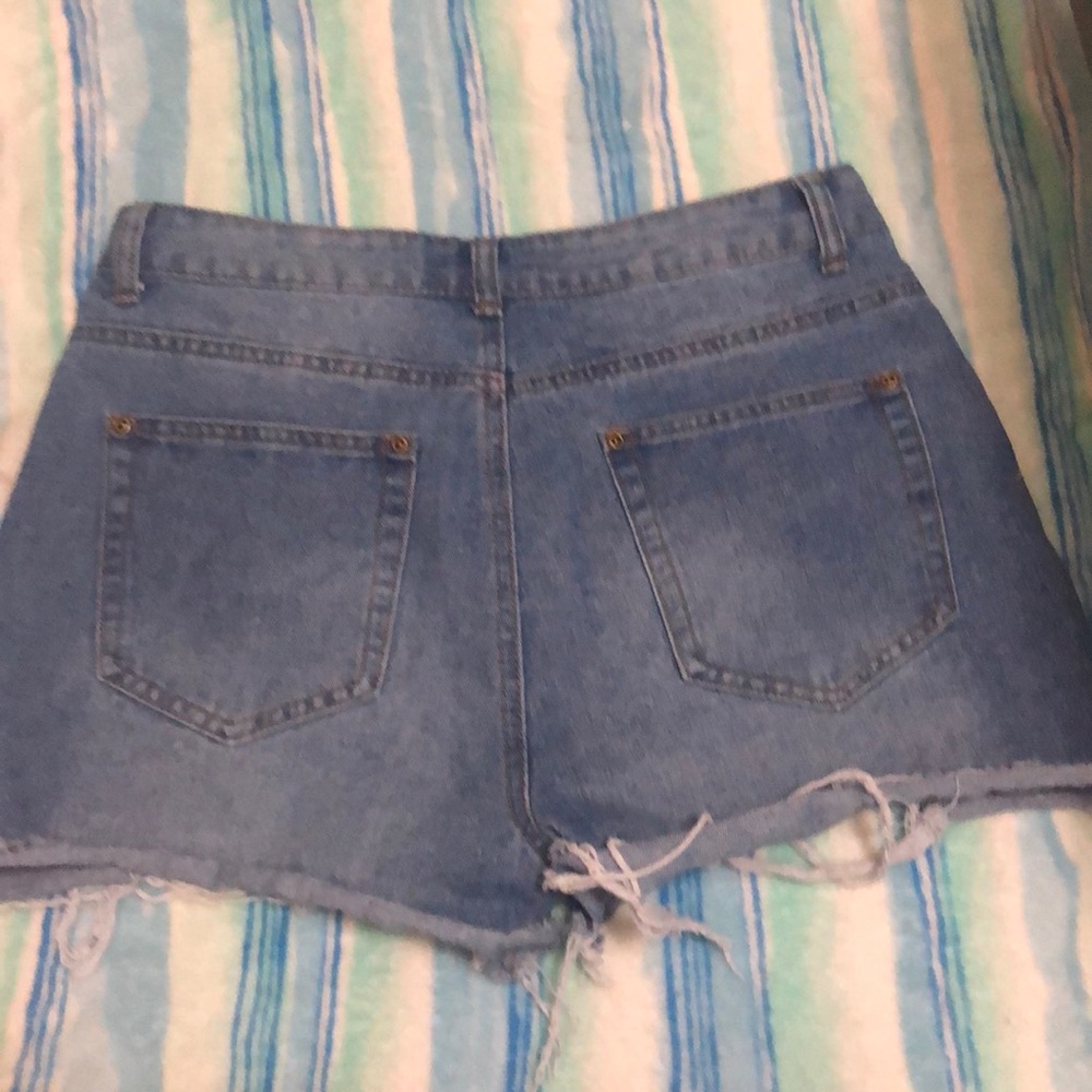 PrettyLittleThing Ripped Shorts - Picture 2 of 2